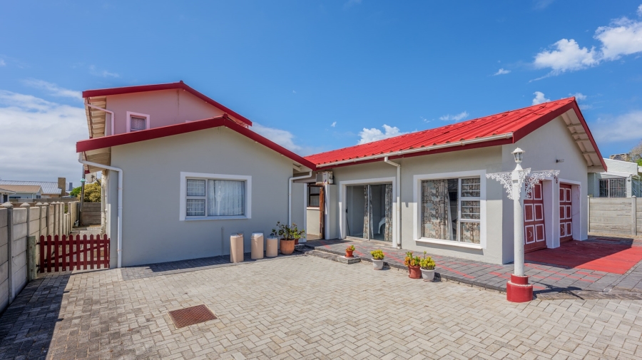 5 Bedroom Property for Sale in Struisbaai Western Cape